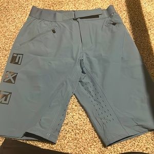 MEN’S HELIUM MTB SHORT. 34M NEVER WORN